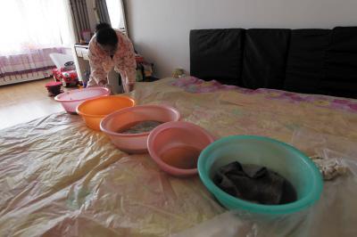 西乡楼上漏水，住户失联，小区没物管，业主维权难！律师来支招……